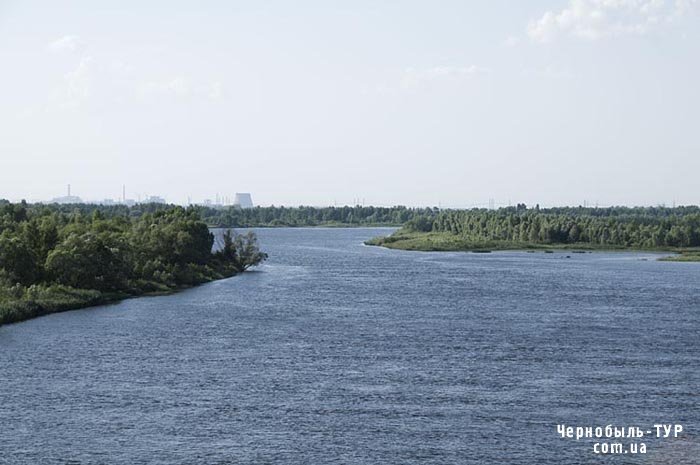 Вид с моста Чернобыля на Чернобыльскую станцию